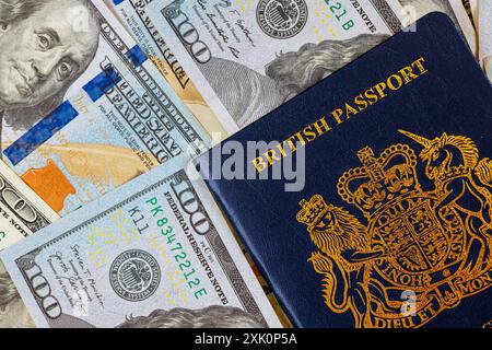 Mit dem neu eingeführten biometrischen britischen Pass und US-Dollar-Banknoten symbolisiert das Vereinigte Königreich Großbritannien die transatlantischen Beziehungen zu seinen Bürgern Stockfoto