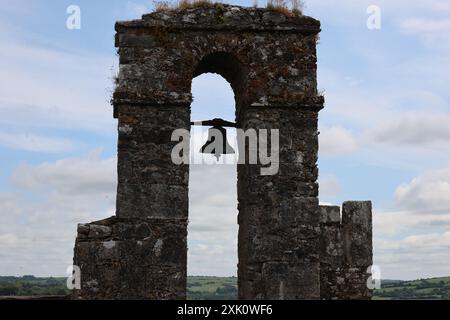 Der Bell Tower ist ein Rundbogen-Bell-Cote auf halbem Weg entlang der östlichen Zinnen Blarney Castle in Blarney, County Cork, Irland am 16. Juli 2024 Stockfoto