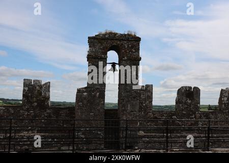 Der Bell Tower ist ein Rundbogen-Bell-Cote auf halbem Weg entlang der östlichen Zinnen Blarney Castle in Blarney, County Cork, Irland am 16. Juli 2024 Stockfoto