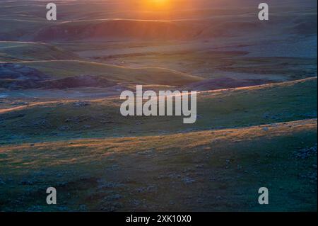 Sonnenuntergang über Hügeln im Valley of 1000 Devils im Grasslands National Park, Saskatchewan Stockfoto