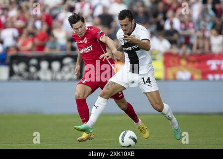 Antwerpen, Belgien. Juli 2024. Antwerpen Jurgen Peter Ekkelenkamp und Parma'z Emanuele Valeri wurden in Aktion während eines Freundschaftsspiels zwischen dem belgischen Königlichen Antwerpen FC und dem Italiener Parma Calcio 1913 am Samstag, den 20. Juli 2024 in Antwerpen gezeigt, um sich auf die kommende Saison 2024-2025 vorzubereiten. BELGA FOTO KRISTOF VAN ACCOM Credit: Belga News Agency/Alamy Live News Stockfoto