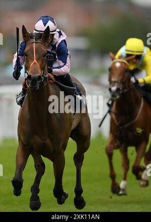 Newbury, Großbritannien. Mai 2024. Circe, geritten von Hollie Doyle, gewinnt 5,20 die British Stallion Studs EBF Premier Fillies' Handicap auf der Newbury Racecourse, Großbritannien. Quelle: Paul Blake/Alamy Live News. Stockfoto