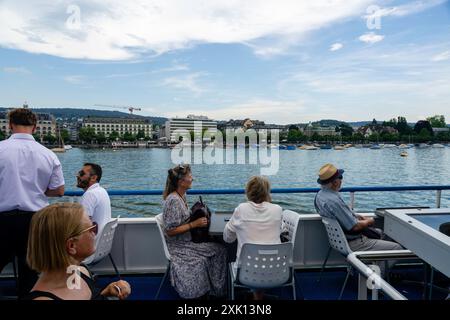 Ein Wassertaxis nimmt die Touristen an einem schönen Sommernachmittag mit auf eine Fahrt über die ZŸrichsee. Stockfoto
