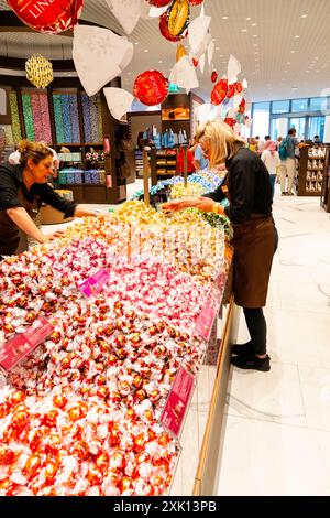Touristen erkunden die Lindt Schokoladenfabrik in Kilchberg, Schweiz. Stockfoto