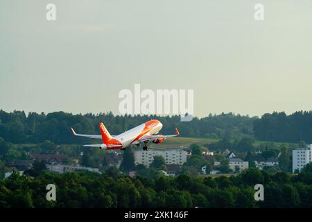 Ein Jet startet vom. ZŸrich Flughafen; ZŸrich, Schweiz. Stockfoto