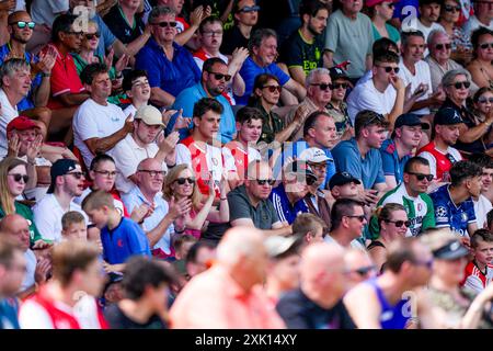 Rotterdam, Niederlande. Juli 2024. ROTTERDAM, 20.07.2024, Varkenoord, Freundschaftsspiel, Saison 2024/2025, Fußball . Spiel zwischen Feyenoord und Cercle Brugge . Fans von Feyenoord während des Spiels Credit: Pro Shots/Alamy Live News Stockfoto