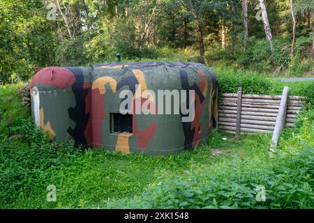 Tschechoslowakische leichte Festung E-21/8/D2 Z in der Nähe von Šipín, Westböhmen. Renoviert und in Tarnfarben gestrichen, unter der Straße. Stockfoto