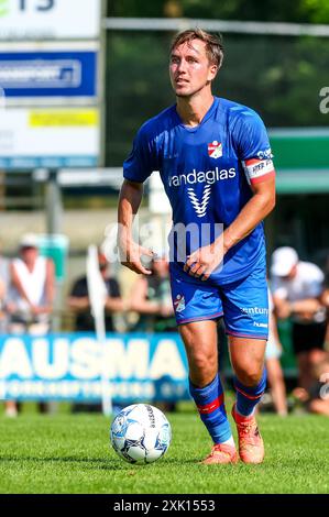 Rolde, Niederlande. Juli 2024. ROLDE, NIEDERLANDE - 20. JULI: Dennis Vos vom FC Emmen dribbelt mit dem Ball während des Vorsaisonspiels zwischen dem FC Groningen und dem FC Emmen im Sportpark Boerbas am 20. Juli 2024 in Rolde, Niederlande. (Foto: Pieter van der Woude/Orange Pictures) Credit: Orange Pics BV/Alamy Live News Stockfoto