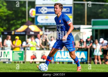 Rolde, Niederlande. Juli 2024. ROLDE, NIEDERLANDE - 20. JULI: Dennis Vos vom FC Emmen dribbelt mit dem Ball während des Vorsaisonspiels zwischen dem FC Groningen und dem FC Emmen im Sportpark Boerbas am 20. Juli 2024 in Rolde, Niederlande. (Foto: Pieter van der Woude/Orange Pictures) Credit: Orange Pics BV/Alamy Live News Stockfoto