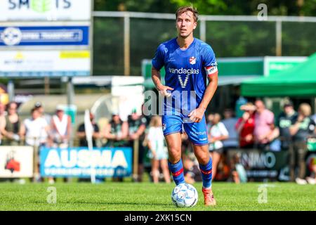 Rolde, Niederlande. Juli 2024. ROLDE, NIEDERLANDE - 20. JULI: Dennis Vos vom FC Emmen dribbelt mit dem Ball während des Vorsaisonspiels zwischen dem FC Groningen und dem FC Emmen im Sportpark Boerbas am 20. Juli 2024 in Rolde, Niederlande. (Foto: Pieter van der Woude/Orange Pictures) Credit: Orange Pics BV/Alamy Live News Stockfoto