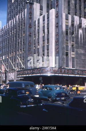 New York, USA. September 1959 – Ein Blick auf die Radio City Music Hall in der 1260 Sixth Avenue (Avenue of the Americas) in Manhattan, New York, USA. Im Theater wird der Spionageschriller von Alfred Hitchcock, North by Northwest, mit Cary Grant, Eva Marie Saint und James Mason gezeigt. Auch der neue Russell Markert Revue auf der Bühne. Stockfoto