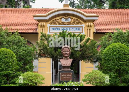 Ho-Chi-Minh-Stadt, Vietnam – 21. Juni 2024: Marie-Curie-Statue an der Marie-Curie-High-School. Stockfoto