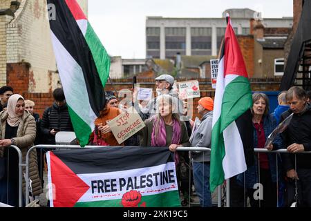 Eine pro-palästinensische Demonstration vor dem Rathaus von Grimsby in der Nacht, in der Rishi Sunak und Keir Starmer in der Stadt ankommen, um die im Fernsehen übertragene Wahldebatte zu führen. Grimsby im Nordosten Lincolnshire ist eine der am stärksten benachteiligten Städte des Landes. Da Großbritannien zu den Parlamentswahlen kommt, wird die Wahl in diesen Hochburgen der "roten Mauer" ein entscheidender Faktor für das Wahlergebnis sein. ©Justin Griffiths-Williams 00442085339882 00447850053473 Stockfoto