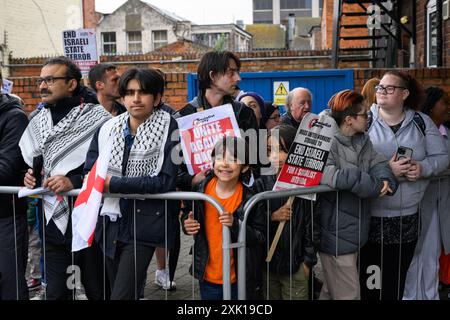 Eine pro-palästinensische Demonstration vor dem Rathaus von Grimsby in der Nacht, in der Rishi Sunak und Keir Starmer in der Stadt ankommen, um die im Fernsehen übertragene Wahldebatte zu führen. Grimsby im Nordosten Lincolnshire ist eine der am stärksten benachteiligten Städte des Landes. Da Großbritannien zu den Parlamentswahlen kommt, wird die Wahl in diesen Hochburgen der "roten Mauer" ein entscheidender Faktor für das Wahlergebnis sein. ©Justin Griffiths-Williams 00442085339882 00447850053473 Stockfoto