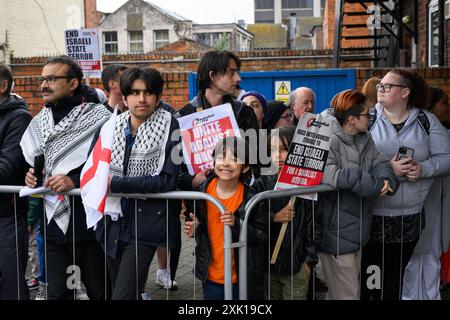 Eine pro-palästinensische Demonstration vor dem Rathaus von Grimsby in der Nacht, in der Rishi Sunak und Keir Starmer in der Stadt ankommen, um die im Fernsehen übertragene Wahldebatte zu führen. Grimsby im Nordosten Lincolnshire ist eine der am stärksten benachteiligten Städte des Landes. Da Großbritannien zu den Parlamentswahlen kommt, wird die Wahl in diesen Hochburgen der "roten Mauer" ein entscheidender Faktor für das Wahlergebnis sein. ©Justin Griffiths-Williams 00442085339882 00447850053473 Stockfoto