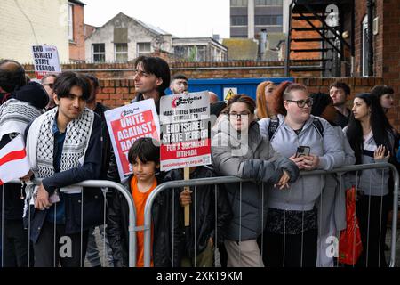 Eine pro-palästinensische Demonstration vor dem Rathaus von Grimsby in der Nacht, in der Rishi Sunak und Keir Starmer in der Stadt ankommen, um die im Fernsehen übertragene Wahldebatte zu führen. Grimsby im Nordosten Lincolnshire ist eine der am stärksten benachteiligten Städte des Landes. Da Großbritannien zu den Parlamentswahlen kommt, wird die Wahl in diesen Hochburgen der "roten Mauer" ein entscheidender Faktor für das Wahlergebnis sein. ©Justin Griffiths-Williams 00442085339882 00447850053473 Stockfoto