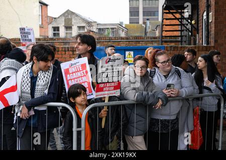 Eine pro-palästinensische Demonstration vor dem Rathaus von Grimsby in der Nacht, in der Rishi Sunak und Keir Starmer in der Stadt ankommen, um die im Fernsehen übertragene Wahldebatte zu führen. Grimsby im Nordosten Lincolnshire ist eine der am stärksten benachteiligten Städte des Landes. Da Großbritannien zu den Parlamentswahlen kommt, wird die Wahl in diesen Hochburgen der "roten Mauer" ein entscheidender Faktor für das Wahlergebnis sein. ©Justin Griffiths-Williams 00442085339882 00447850053473 Stockfoto