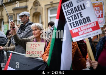 Eine pro-palästinensische Demonstration vor dem Rathaus von Grimsby in der Nacht, in der Rishi Sunak und Keir Starmer in der Stadt ankommen, um die im Fernsehen übertragene Wahldebatte zu führen. Grimsby im Nordosten Lincolnshire ist eine der am stärksten benachteiligten Städte des Landes. Da Großbritannien zu den Parlamentswahlen kommt, wird die Wahl in diesen Hochburgen der "roten Mauer" ein entscheidender Faktor für das Wahlergebnis sein. ©Justin Griffiths-Williams 00442085339882 00447850053473 Stockfoto