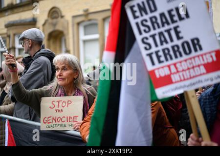 Eine pro-palästinensische Demonstration vor dem Rathaus von Grimsby in der Nacht, in der Rishi Sunak und Keir Starmer in der Stadt ankommen, um die im Fernsehen übertragene Wahldebatte zu führen. Grimsby im Nordosten Lincolnshire ist eine der am stärksten benachteiligten Städte des Landes. Da Großbritannien zu den Parlamentswahlen kommt, wird die Wahl in diesen Hochburgen der "roten Mauer" ein entscheidender Faktor für das Wahlergebnis sein. ©Justin Griffiths-Williams 00442085339882 00447850053473 Stockfoto