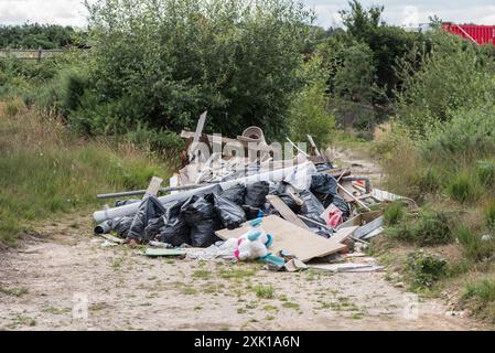 Das Ergebnis des Fliegenkippens auf Chobham Common, Surrey. Dieser Müll wurde bis August 2024 beseitigt und ist somit nicht mehr vorhanden. Stockfoto