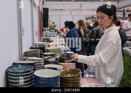 London, Großbritannien, 20. Juli 2024. Hyper Japan setzt sich bis zum zweiten Tag der Veranstaltung fort und präsentiert Musik, Anime, Cosplay, Essen, Geschenke und japanische Kunst. Quelle: Eleventh Photography/Alamy Live News Stockfoto