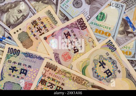 Japaner erleben eine Inflation, die ihre Ersparnisse durch den Kauf von US-Dollar investieren könnte Stockfoto