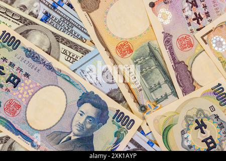 Während der Inflation in Japan investieren Sie ihre Ersparnisse, indem Sie US-Dollar kaufen Stockfoto