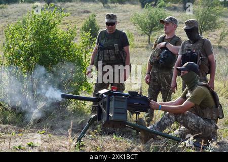 19. Juli 2024, Zaporischschschiha, Ukraine: Ein ukrainischer Soldat der 141. Separaten Infanterie-Brigade wurde von ?? Feuert 19 (Mark 19, 40 mm automatischer Granatwerfer, USA) während der Militärpraktiken in der Nähe von Zaporischzhia. Der ukrainische Präsident Wolodymyr Zelenskyj sagte, dass Kiew 14 neue Brigaden bereit habe, aber noch nicht vollständig bewaffnet sei, da die neuen Waffen immer noch langsam ankommen und das Training Zeit brauche. Der ukrainische Verteidigungsminister Rustem Umerov sagte, dass die ukrainische Armee mehr als 500.000 russische Soldaten gegenüberstehe und der Kreml plant, die Zahl durch aktive Rekuru um 300.000 zu erhöhen Stockfoto