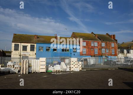 Sie haben Gebäude im Hafengebiet von Grimsby verschlossen und geschlossen. Diese historische Stadt im Nordosten von Lincolnshire hatte einst eine blühende Fischindustrie, aber da die Fischindustrie weitgehend verschwunden ist, leidet die Gegend nun unter Benachteiligung und Vernachlässigung. Da Großbritannien zu den Parlamentswahlen kommt, wird die Wahl in diesen Hochburgen der "roten Mauer" ein entscheidender Faktor für das Wahlergebnis sein. ©Justin Griffiths-Williams 00442085339882 00447850053473 Stockfoto