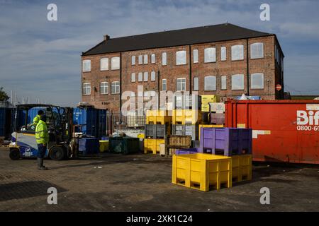 Sie haben Gebäude im Hafengebiet von Grimsby verschlossen und geschlossen. Diese historische Stadt im Nordosten von Lincolnshire hatte einst eine blühende Fischindustrie, aber da die Fischindustrie weitgehend verschwunden ist, leidet die Gegend nun unter Benachteiligung und Vernachlässigung. Da Großbritannien zu den Parlamentswahlen kommt, wird die Wahl in diesen Hochburgen der "roten Mauer" ein entscheidender Faktor für das Wahlergebnis sein. ©Justin Griffiths-Williams 00442085339882 00447850053473 Stockfoto