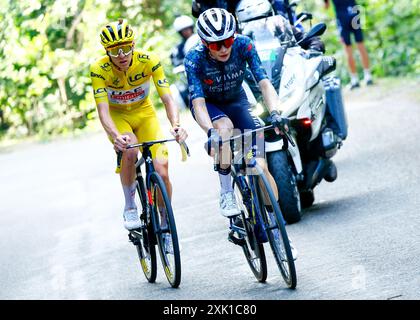 Jonas VINGEGAARD gibt das Tempo mit Tadej POGAČAR am Steuer während der Etappe 20 Nizza > Col de la Couillole, Tour de, Frankreich vor. Juli 2024. Credit: Pool/Pete Goding Credit: Peter Goding/Alamy Live News Stockfoto