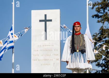 Nikosia, Nikosia, Zypern. Juli 2024. Eine griechische Präsidentenwache während der Gedenkfeier zum 50. Jahrestag der türkischen Invasion, die seither zur Besetzung von 37 Prozent der Insel führte, am Makedonitissa-Grabmal, wo die Leichen der während des Krieges getöteten Soldaten begraben sind. (Credit Image: © Kostas Pikoulas/ZUMA Press Wire) NUR REDAKTIONELLE VERWENDUNG! Nicht für kommerzielle ZWECKE! Stockfoto