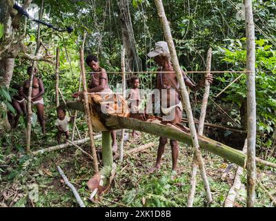 West Papua, Indonesien – Februar 2018: Frauen aus dem indigenen Forest Tribe – Mairasi-Stamm – verarbeiten die Sagopalme. Dorf irgendwo in der Mitte von t Stockfoto