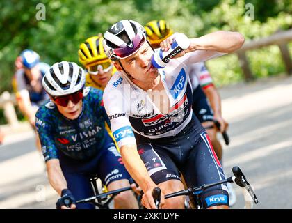 Remco Evenpoel, Soudal - Quick Step, Tanking Up in Stage 20 Nizza > Col de la Couillole, Tour de, Frankreich. Juli 2024. Credit: Pool/Pete Goding Credit: Peter Goding/Alamy Live News Stockfoto