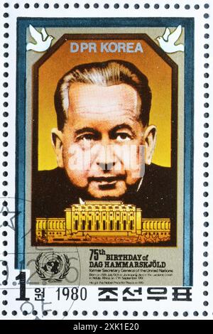 Von Nordkorea gedruckte gestempelte Briefmarke, die den 75. Geburtstag des schwedischen Ökonomen und Staatsmannes Dag Hammarskjold (1905-1961) feiert Stockfoto