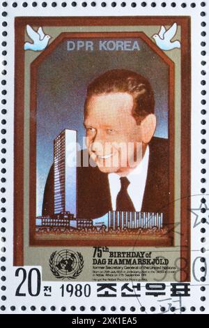 Von Nordkorea gedruckte gestempelte Briefmarke, die den 75. Geburtstag des schwedischen Ökonomen und Staatsmannes Dag Hammarskjold (1905-1961) feiert Stockfoto