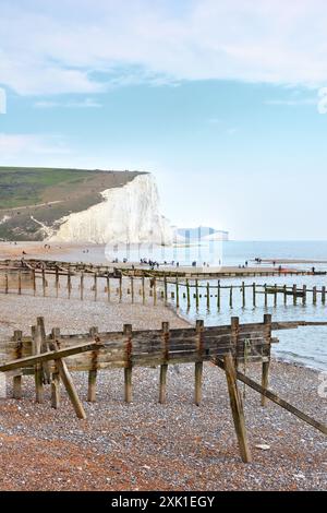 Cuckmere Haven Beach mit den weißen Klippen von Seven Sisters im Hintergrund, South Downs National Park, Großbritannien Stockfoto