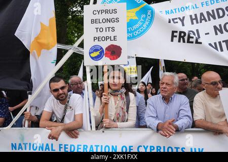 Mitglieder der Nationalen Föderation der Zyprioten im Vereinigten Königreich protestieren vor der türkischen Botschaft in Zentral-London für ein "freies Vereinigtes Zypern", um den 50. Jahrestag der türkischen Invasion Zyperns zu feiern. Bilddatum: Samstag, 20. Juli 2024. Stockfoto