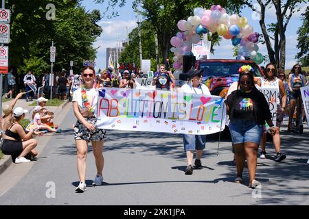 Halifax, Nova Scotia, Kanada. Juli 2024. Teilnehmer an der Halifax Pride Parade 2024. Quelle: Meanderingemu/Alamy Live News Stockfoto