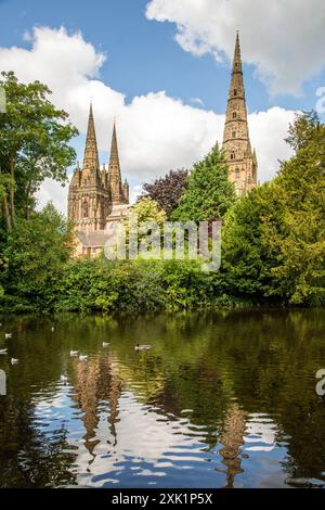 Lichfield Cathedral Staffordshire, Church of the Seligen Jungfrau Maria und St. Chad sehen Sie den Minster Pool, eine von nur 3 Kathedralen mit 3 Türmen Stockfoto