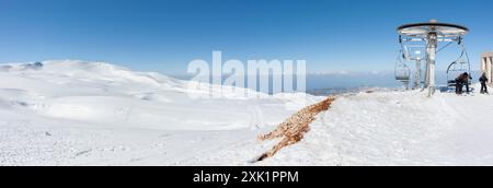 Skifahrer im Skigebiet Faraya Mzaar Kfardebian im Winter mit einem strahlend blauen Himmel über dem Libanon im Nahen Osten Stockfoto