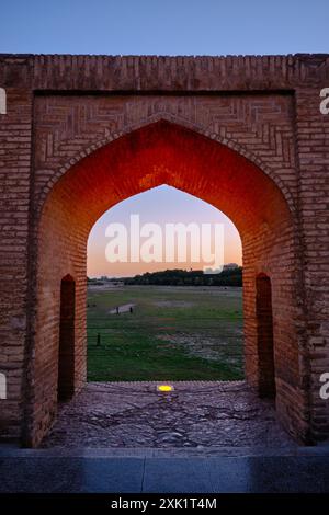 Isfahan, Iran, 06.30.2023: SI-o-se-pol Bridge, Allahverdi Khan Bridge at Night. Stockfoto