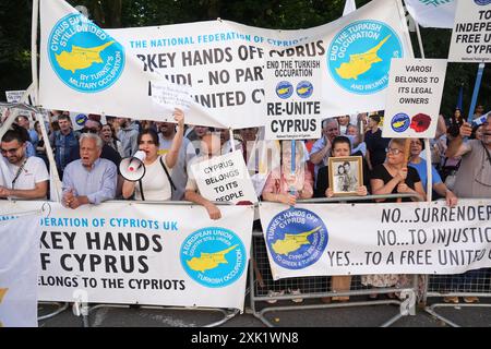 Mitglieder der Nationalen Föderation der Zyprioten im Vereinigten Königreich protestieren vor der türkischen Botschaft in Zentral-London für ein "freies Vereinigtes Zypern", um den 50. Jahrestag der türkischen Invasion Zyperns zu feiern. Bilddatum: Samstag, 20. Juli 2024. Stockfoto