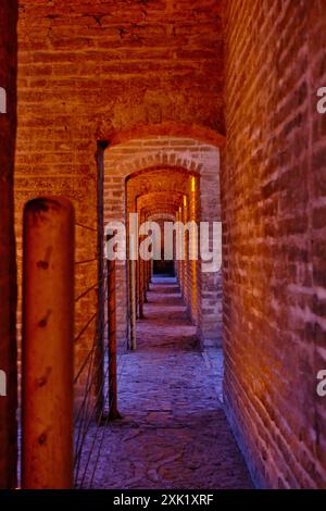 Isfahan, Iran, 06.30.2023: SI-o-se-pol Bridge, Allahverdi Khan Bridge at Night. Stockfoto