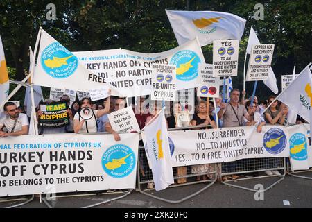 Mitglieder der Nationalen Föderation der Zyprioten im Vereinigten Königreich protestieren vor der türkischen Botschaft in Zentral-London für ein "freies Vereinigtes Zypern", um den 50. Jahrestag der türkischen Invasion Zyperns zu feiern. Bilddatum: Samstag, 20. Juli 2024. Stockfoto