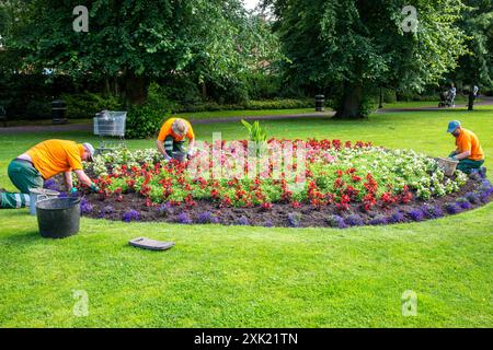 Die Gärtner des Rates jäten und pflegen die formellen Blumenbeete und Gärten des Beacon Parks in Staffordshire City of Lichfield Stockfoto