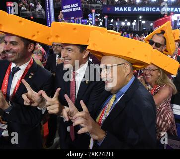 Milwaukee, Wisconsin, USA. Juli 2024. VERTRETER BRYAN STEIL (R-Wis), Center, schloss sich den Delegierten von Wisconsin am vierten Tag des Republican National Convention am Fiserv Forum in Milwaukee, Wisconsin, am Donnerstag, den 18. Juli 2024 an. (Kreditbild: © Mark Hertzberg/ZUMA Press Wire) NUR REDAKTIONELLE VERWENDUNG! Nicht für kommerzielle ZWECKE! Stockfoto