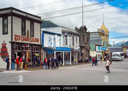 Der zwei Blocks lange Abschnitt erstreckt sich vom berühmten Red Onion Saloon bis zum Golden North Hotel. Stockfoto