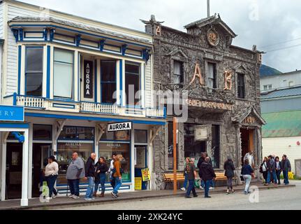 Alte Gebäude am Broadway erinnern an den Goldrausch der 1890er Jahre, insbesondere die einzigartige Arctic Brotherhood Hall mit holzgeschnitzter Fassade. Stockfoto