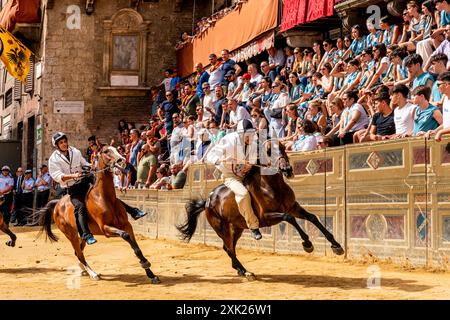 Am ersten Tag des Palio nehmen ortsansässige Jockeys und Pferde an Einer Reihe von „Batterien“ Teil. (Trials") Auf Der Piazza, Dem Palio, Siena, Italien. Stockfoto